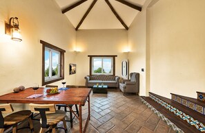 Deluxe Suite | Living area | Flat-screen TV - Sungsan Paradise Hill (Seogwipo)