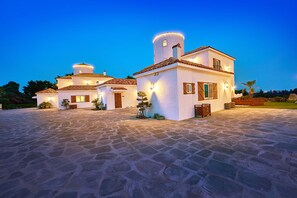 Front of property – evening/night - Sungsan Paradise Hill (Seogwipo)