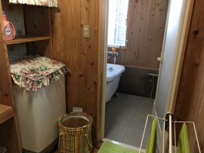 Combined shower/tub, deep soaking tub, free toiletries, hair dryer