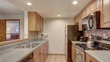 Refrigerador, microondas, horno, lavavajillas