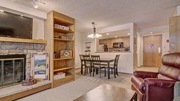 Condo, 2 Bedrooms | Interior