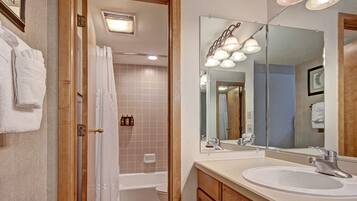 Studio | Bathroom | Towels, shampoo