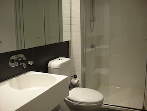 Apartamento, 1 quarto | Banheiro | Chuveiro, produtos de toalete grátis, secador de cabelo 