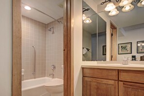 Studio | Phòng tắm | Khăn tắm, dầu gội 