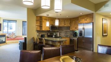 Condo, 2 Bedrooms | 2 bedrooms, minibar, cribs/infant beds, free WiFi