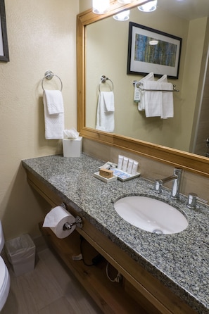 Estudio | Baño | Tina, secadora de cabello, toallas, shampoo