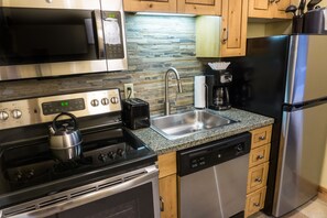 Studio | Private kitchen | Full-size fridge, microwave, oven, stovetop - Grand Summit the Best Location in Canyons Village by RedAwning (Park City)