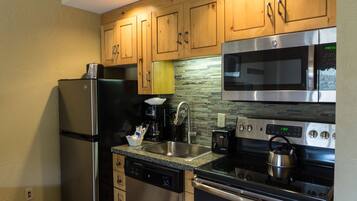 Studio | Private kitchen | Full-size fridge, microwave, oven, stovetop