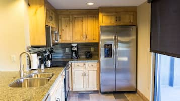 Appartement, 1 slaapkamer | Privékeuken | Een koelkast/vriezer, een magnetron, een oven, een kookplaat