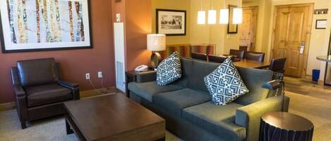 Lejlighed - 2 soveværelser | Opholdsområde | Fladskærms-tv, pejs