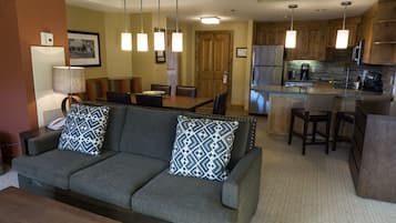 Kondominium, 1 kamar tidur | Ruang keluarga | TV layar datar dan perapian