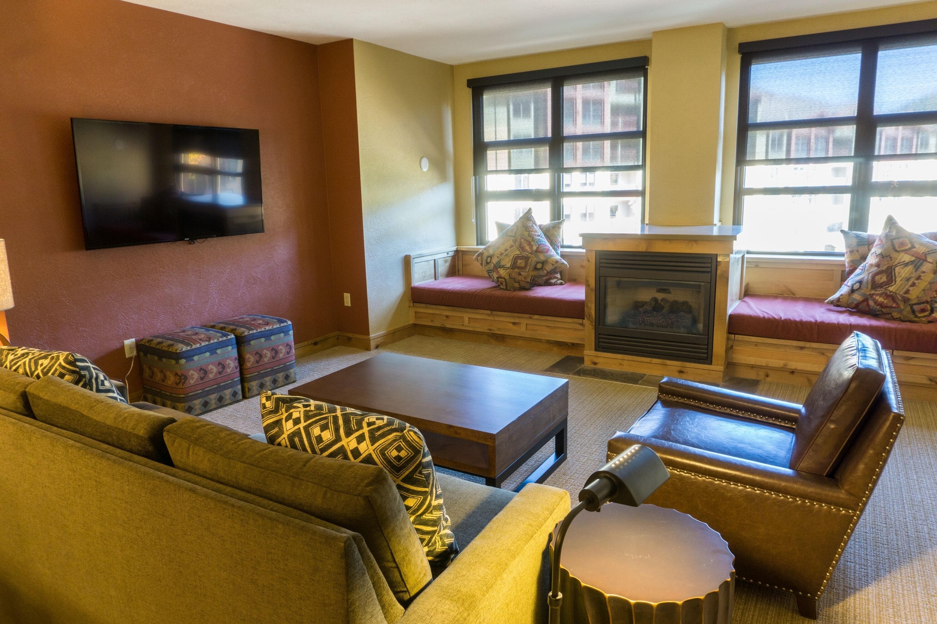 Appart'hôtel, 1 chambre | Salle de séjour | Télévision à écran plat, cheminée