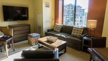 Studio | Living area | Flat-screen TV