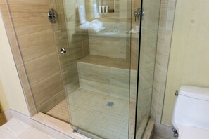 Condo, 1 chambre | Salle de bain | Séchoir à cheveux, serviettes fournies, shampooing