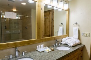 Appartement, 1 slaapkamer | Badkamer | Een haardroger, handdoeken, shampoo