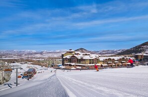 Et skiområde med en stor hytte, skilifte og et sneklædt landskab.