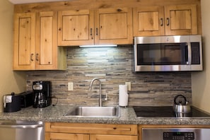 Studio | Dapur pribadi | Lemari es, microwave, oven, dan mesin pencuci piring