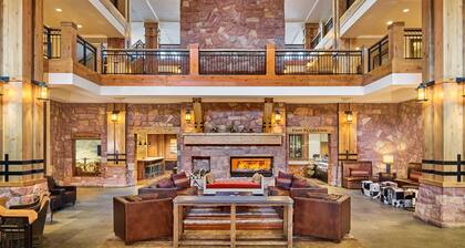 Grand Summit Hotel, a Ski in/out by RedAwning