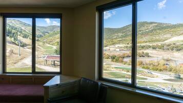 Kondominium, 1 kamar tidur | Ruang keluarga | TV layar datar dan perapian