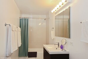 Luxury Apartment | Bathroom | Bathtub, free toiletries, hair dryer, towels