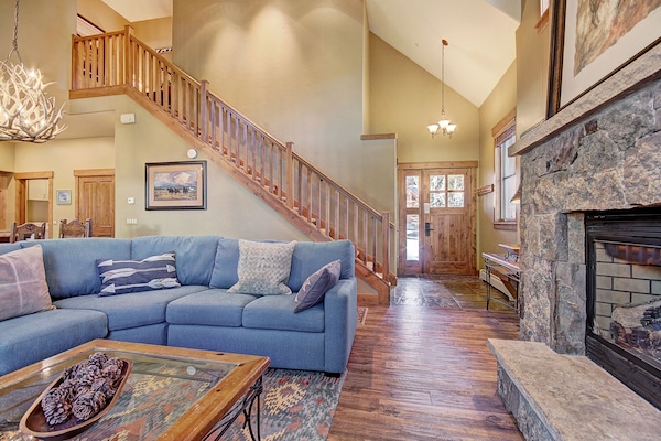 Townhome, 3 Bedrooms | Living area | Flat-screen TV, fireplace, computer