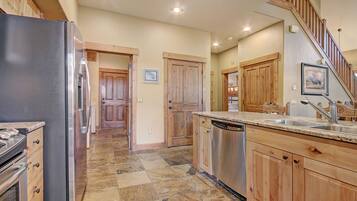 Townhome, 3 Bedrooms | Private kitchen | Full-size fridge, microwave, oven, stovetop