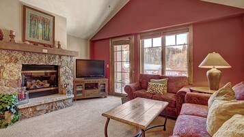 Condo, 2 habitaciones | Área de sala de estar | Televisión, chimenea y reproductor de DVD