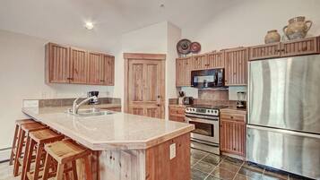 Condo, 2 habitaciones | Cocina privada | Refrigerador con congelador, microondas, horno y parrilla de estufa