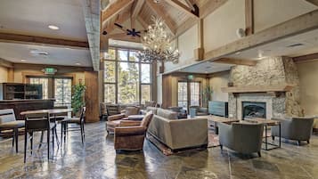 Condo, 2 habitaciones | Área de sala de estar | Televisión, chimenea y reproductor de DVD