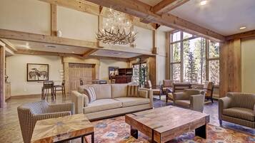 Condo, 2 Bedrooms | Ruang tamu | TV, pendiangan, pemain DVD