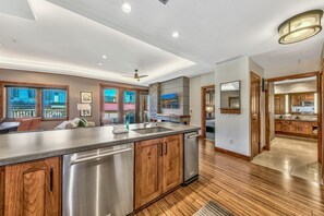 Condo, 2 habitaciones | Cocina privada | Refrigerador, microondas, horno y lavavajillas 