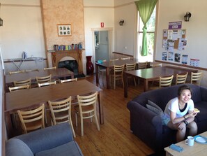 Breakfast area - Arthouse Hostel (Invermay)
