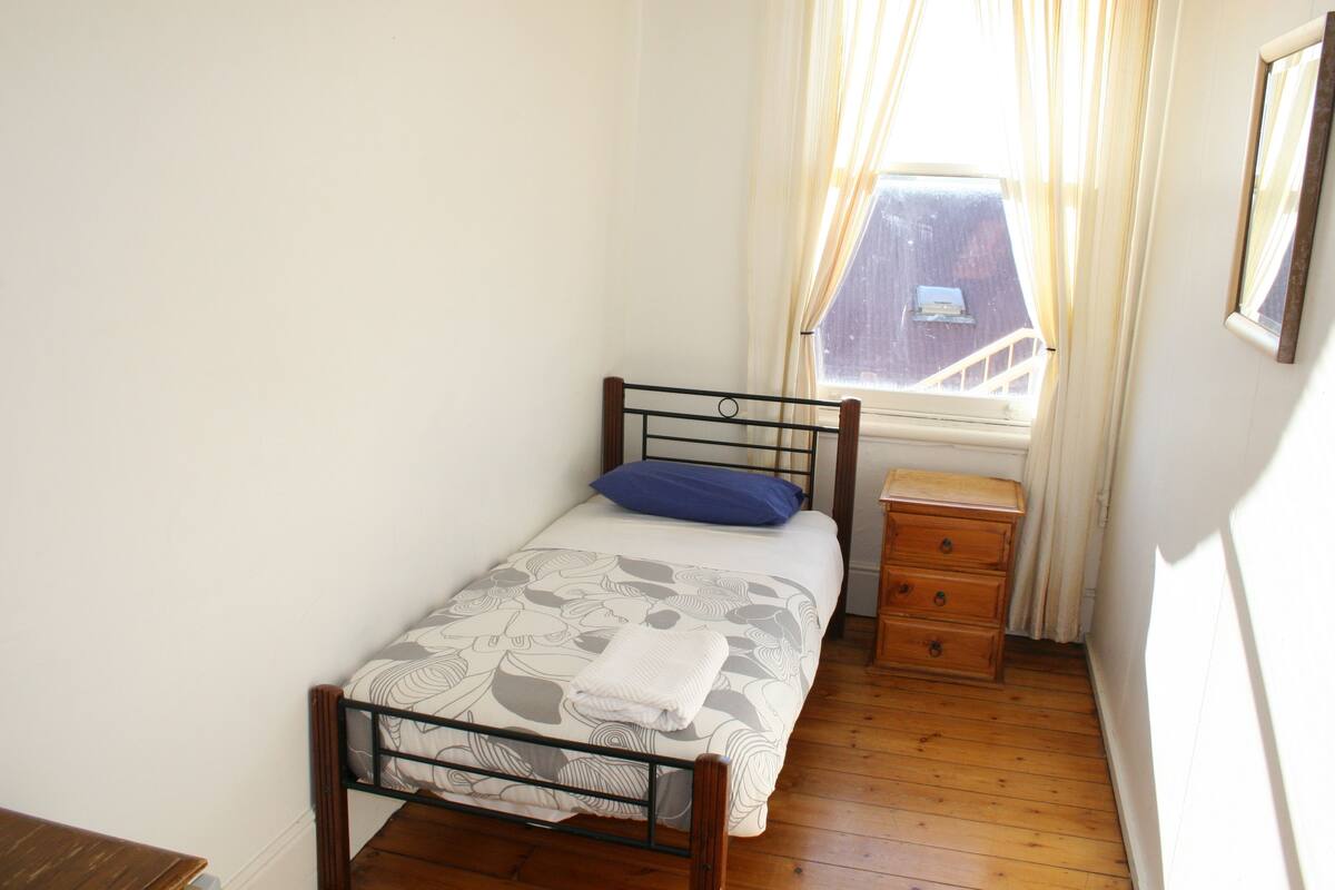 Private Single Room with Shared Bathroom | Free WiFi