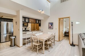 콘도, 침실 3개 | 다이닝