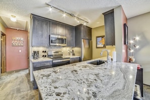 Condo, 2 chambres | Cuisine privée | Four à micro-ondes, un four, cafetière-théière, vaisselle et ustensiles