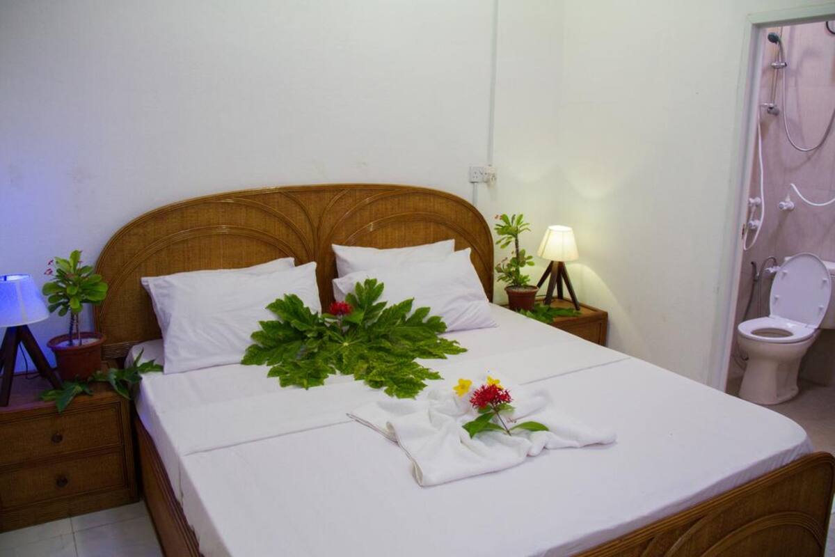 Habitación estándar, 1 cama King size | Minibar, caja de seguridad en la habitación y escritorio