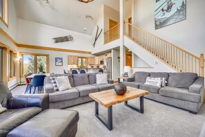 House, 5 Bedrooms | Living room