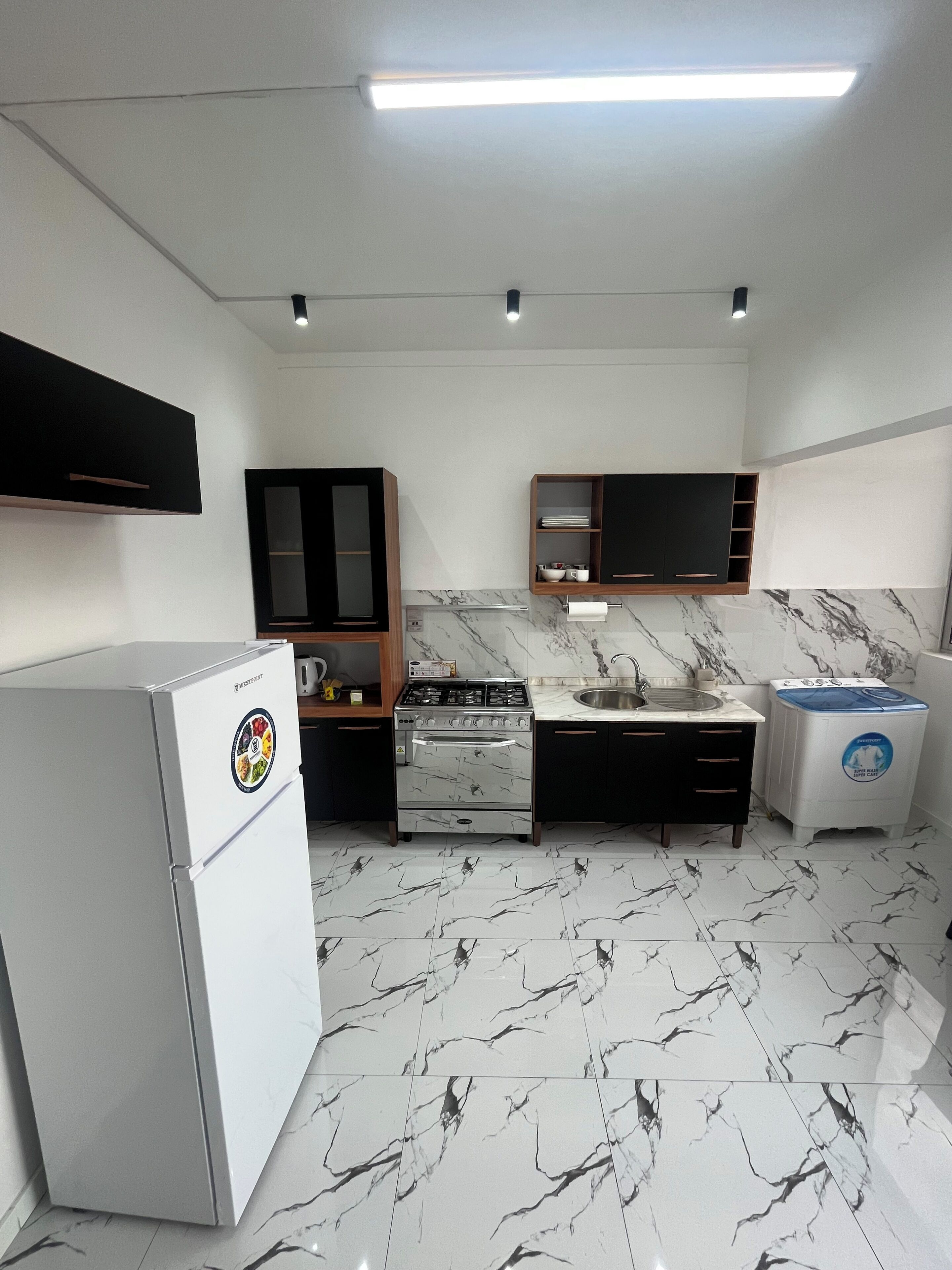 Apartamento, 2 quartos | Cozinha privada | Geladeira, micro-ondas, cooktop, talheres/pratos/utensílios de cozinha