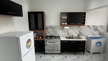 Apartamento, 2 quartos | Cozinha privada | Geladeira, micro-ondas, cooktop, talheres/pratos/utensílios de cozinha