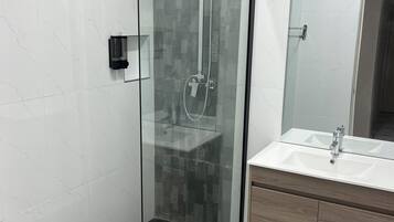 Apartamento, 2 quartos | Banheiro | Chuveiro, toalhas de banho