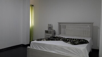 Ropa de cama de alta calidad y tabla de planchar con plancha 