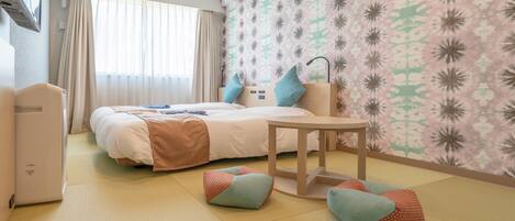 Habitación de hotel con cama, mesita de noche y sofá cama.