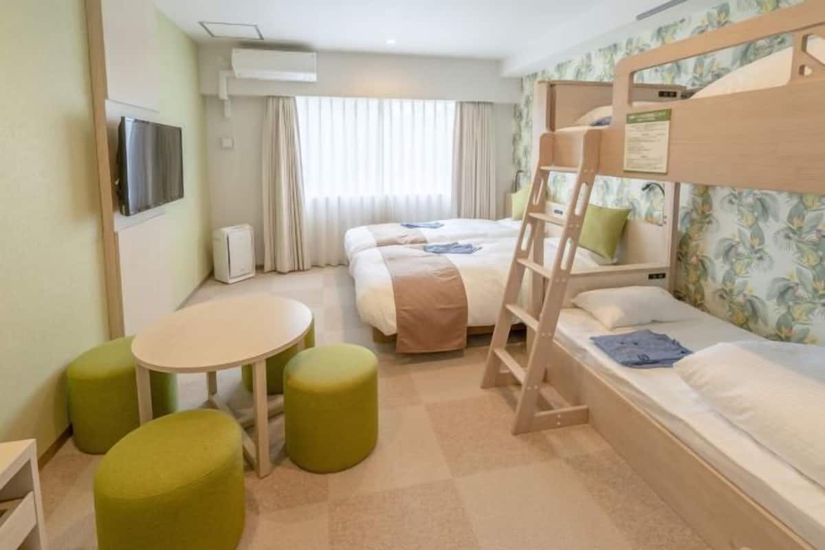 Zimmersafe, Verdunkelungsvorhänge, Bügeleisen/Bügelbrett