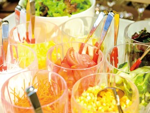 Päivittäinen buffetaamiainen (2200 JPY per henkilö)