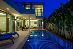 Outdoor pool, pool umbrellas, sun loungers