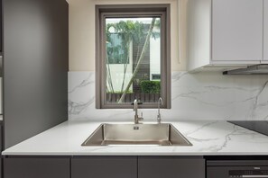 Villa Standard | Cuisine privée | Grand réfrigérateur, micro-ondes, cafetière/bouilloire