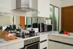 Standard Villa, Pool View | Private kitchen