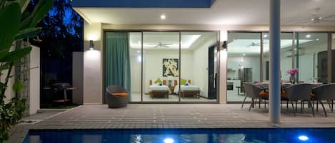 Outdoor pool, pool umbrellas, sun loungers