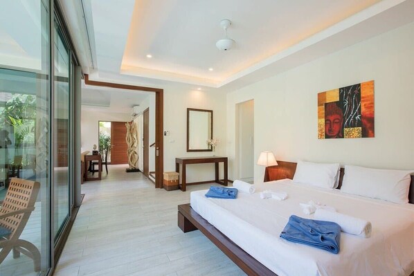 Une chambre d’hôtel moderne avec un grand lit, un bureau et une chaise.