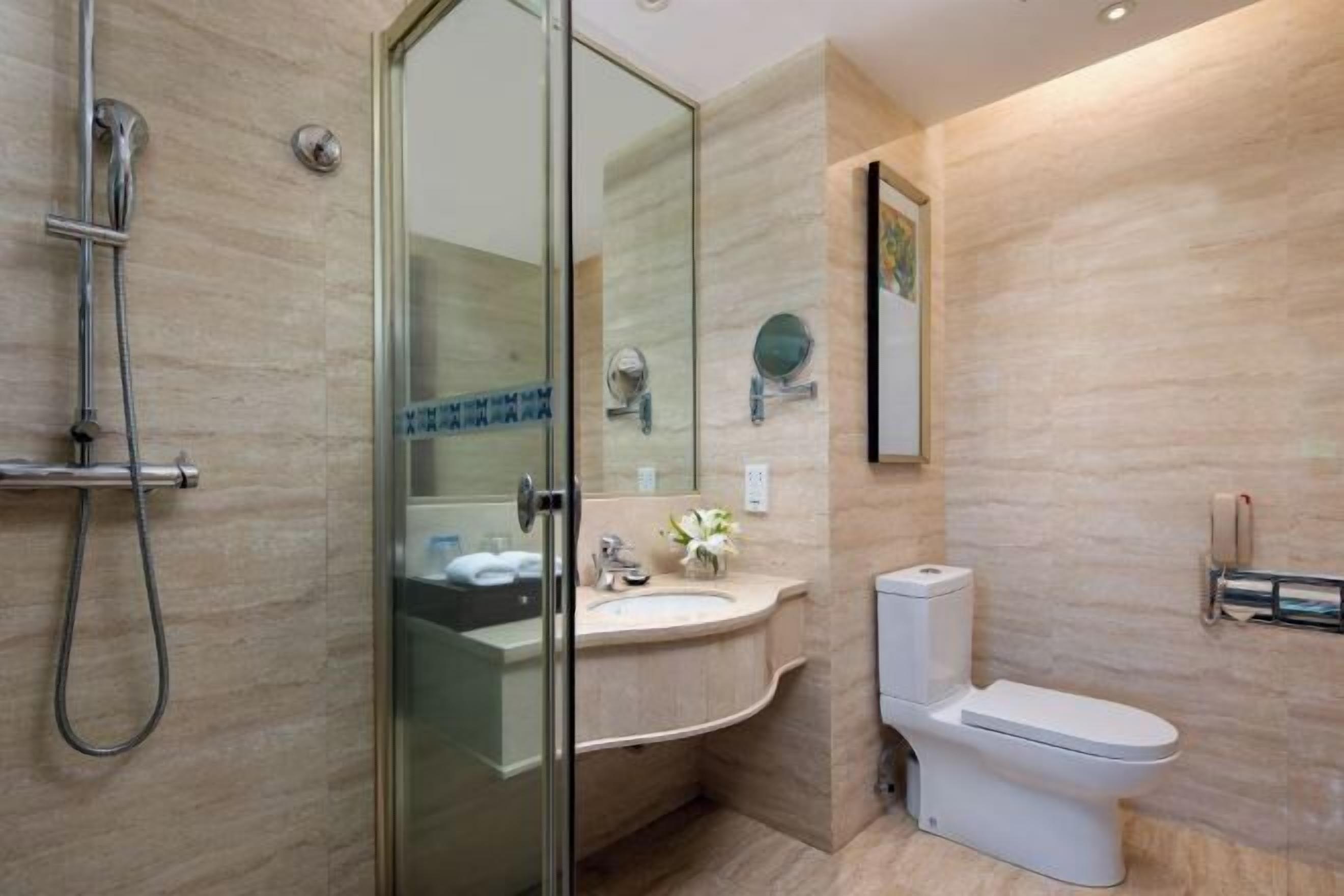 Articles de toilette gratuits, sèche-cheveux, peignoirs, chaussons